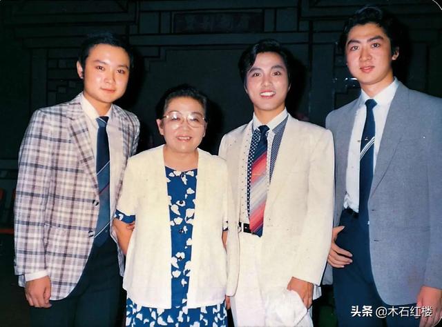 右一:宝玉配音瞿佳林黛玉的配音是张海玲.