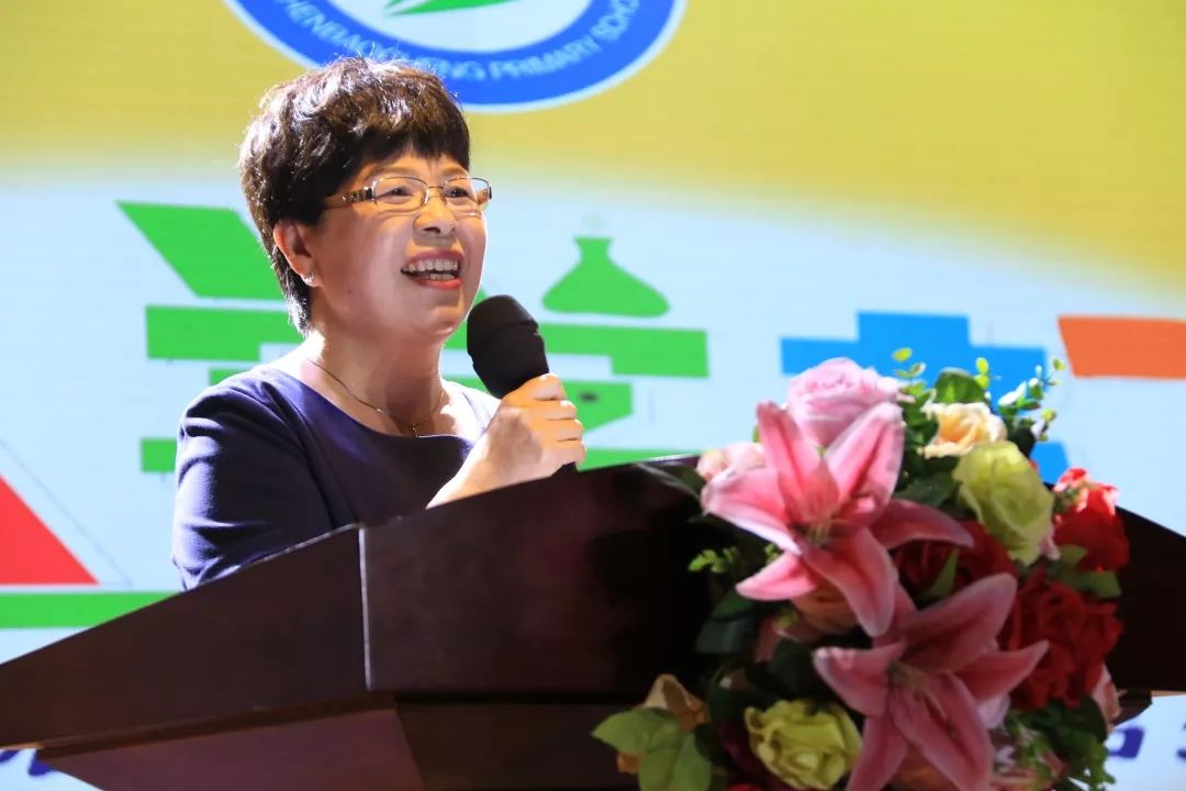 宝城小学校长黄新萍女士致辞,欢迎新同学,并送上最真挚的祝愿.