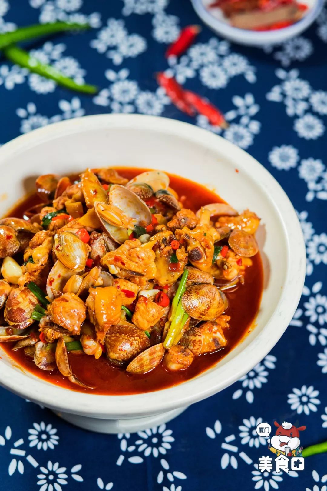 花蛤碎麻鸡鲜醇金黄的汤汁,融入的羊三宝的醇厚滋补和甲鱼的鲜,加上