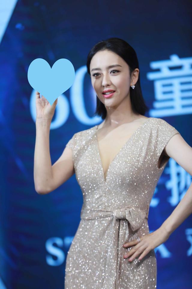 佟丽娅穿深v大秀事业线瘦瘦的她身材竟如此有料