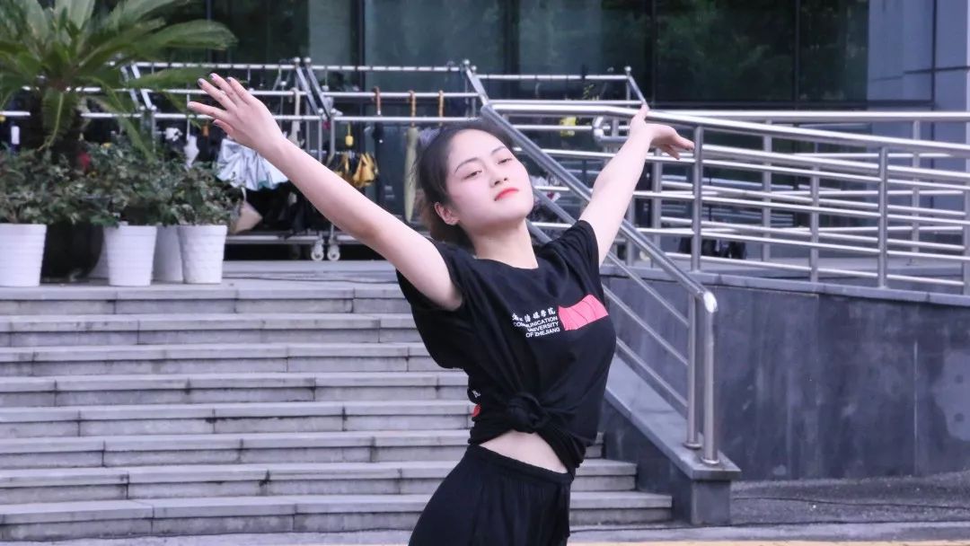 《星光之路》拉开了由音乐学院主办的迎新快闪的序幕,路人纷纷驻足
