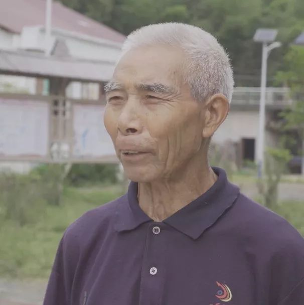 村民刘水根:以前都是泥巴路,现在生活富裕了,路也都修好了.