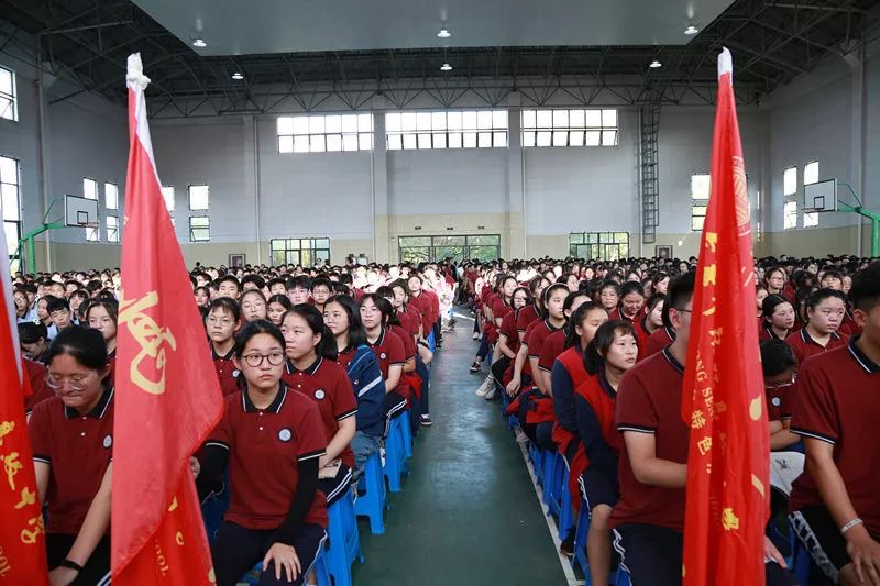 微宾中旗帜引领方向朝着梦想起航宾虹中学举行2019学年第一学期开学