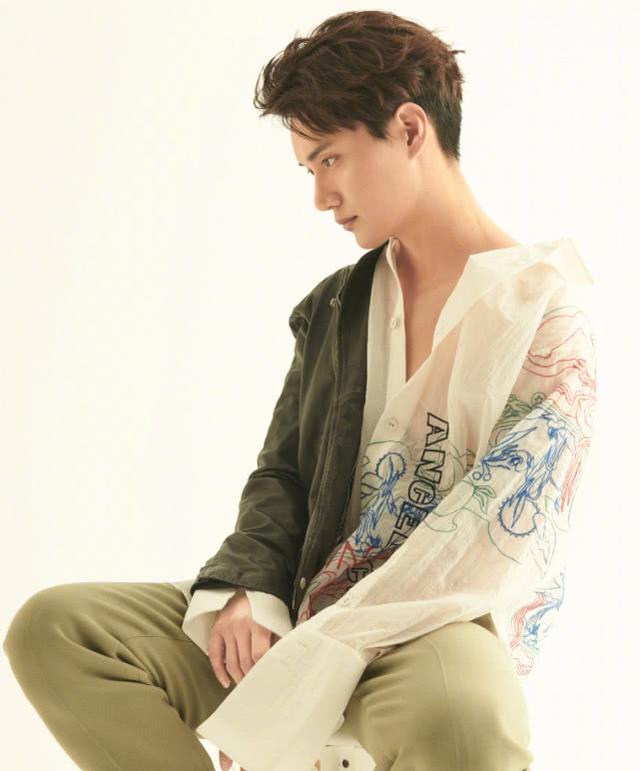 今穿白衣练书法,儒雅气质像书生_圣恩