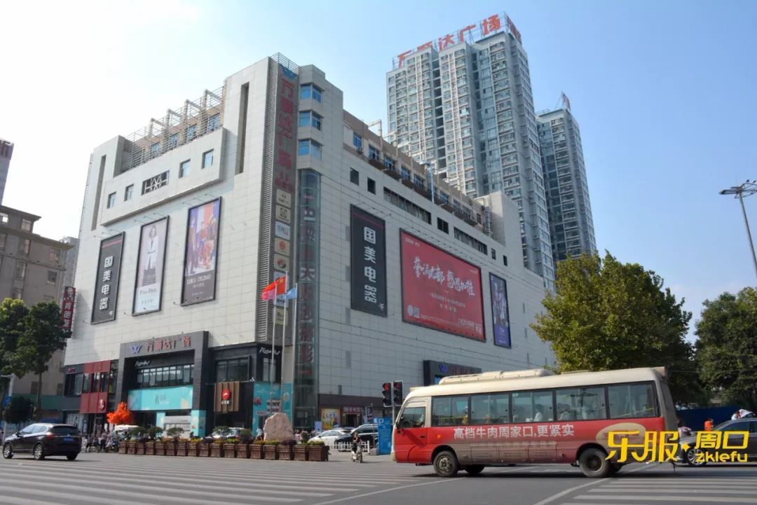 万顺达广场逛街各种化妆品,时尚潮牌在这里都能看到吃喝玩乐在这楼上