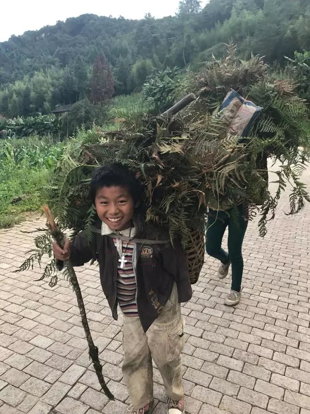 山沟里的穷孩子图片图片