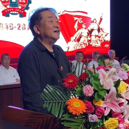 著名相声表演艺术家姜昆在北大荒做演讲头发稀落已有谢顶的趋势