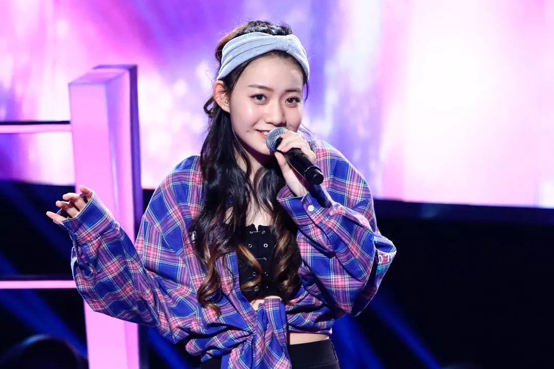 e的《恋人未满》演绎的是青涩懵懂的少女心事,贾铮这首改编版则更有