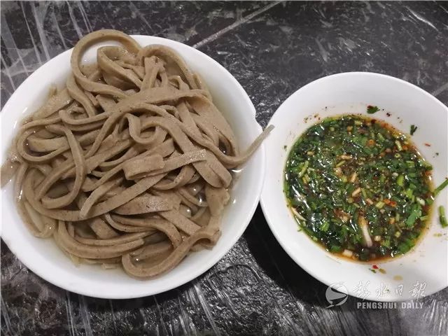 "老板,来一碗荞面豆花,豆花少点,荞面多点.