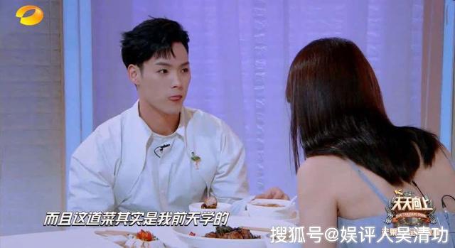 原创邓伦和董又霖罕见同台,董又霖和邓伦握手时,像牵着女孩的手