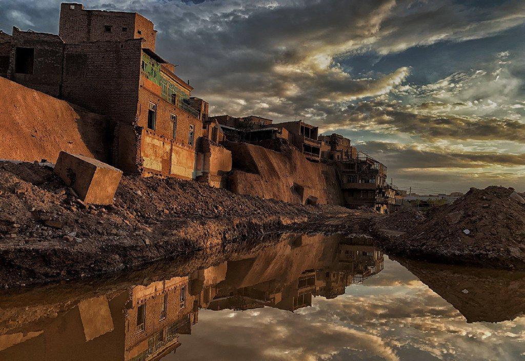 原创中国最西端城市内有个高40米土崖上面住数千人人口密度超上海