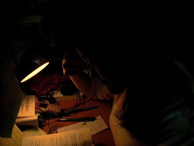 安静的夜晚 夜读的同学打开了属于他自己的世界翻动