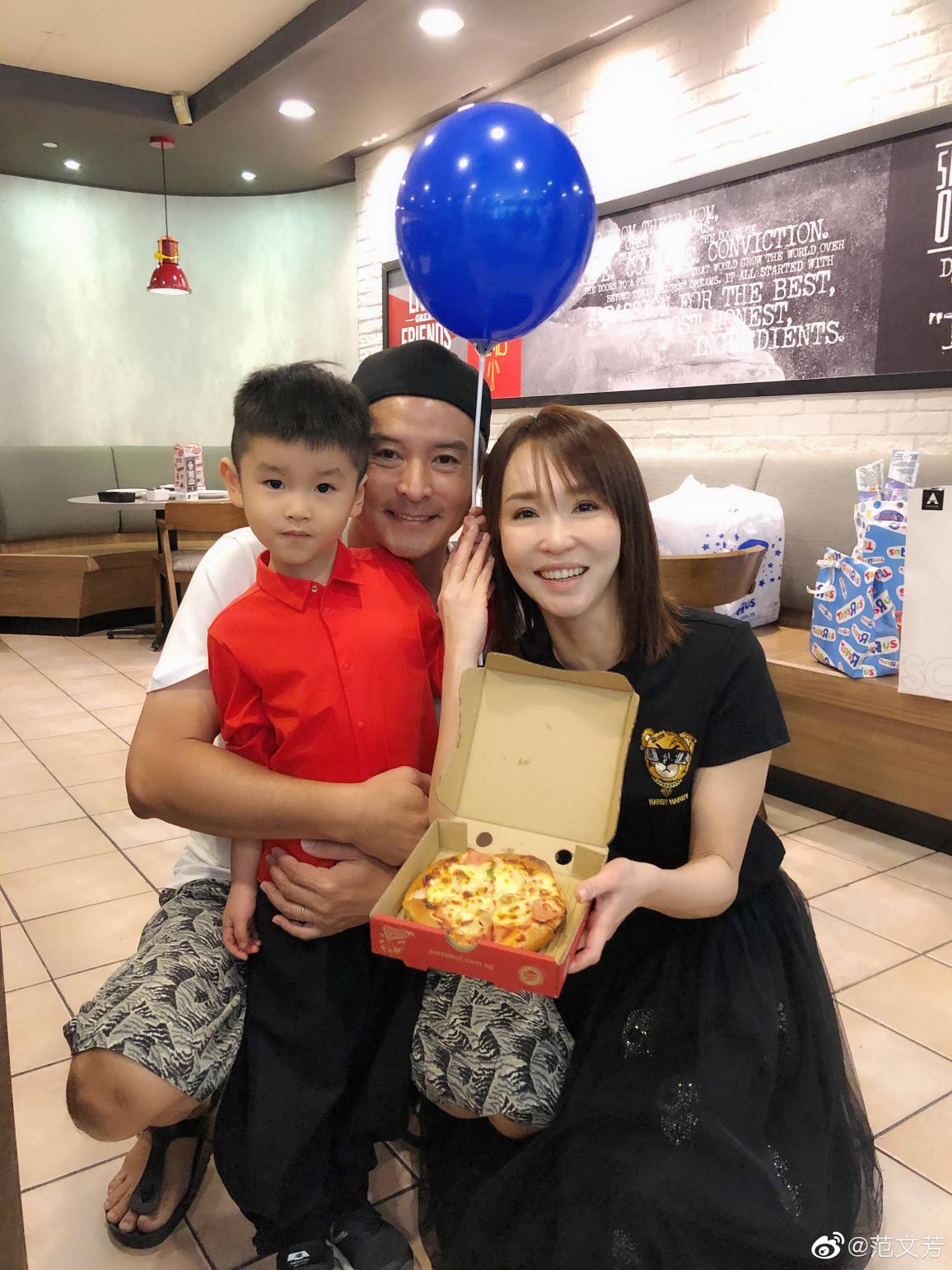 新加坡第一美女范文芳一家3口近照,李铭顺头发花白,儿子像妈妈_zed