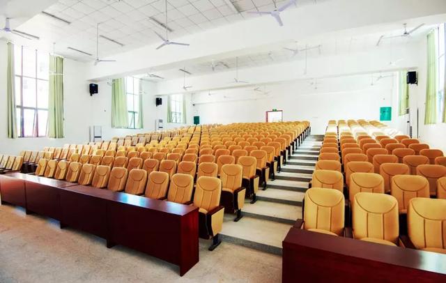 南宁市智兴路初级中学是江南区一所寄宿制公办学校