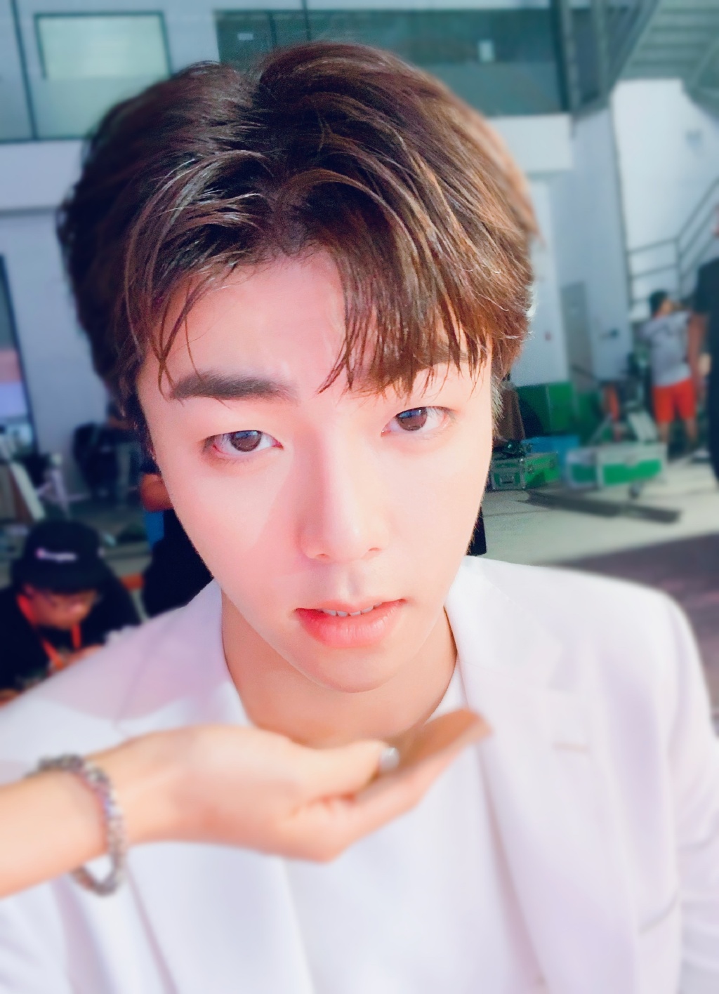 不过,话又说回来,也是难为化妆师了,因为陈立农在