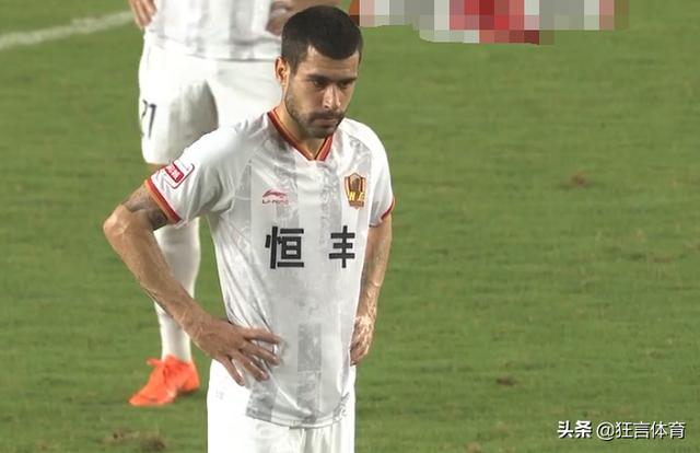 果不其然开场才8分钟,申鑫就送大礼,申鑫后防失误,莫塔拿球超远距离