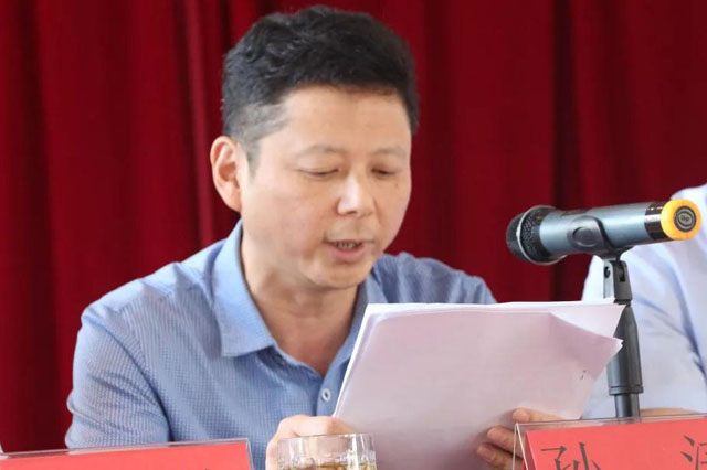 市教体局新闻中心主任王延丽及城区四小学区校长陈彦伟出席会议