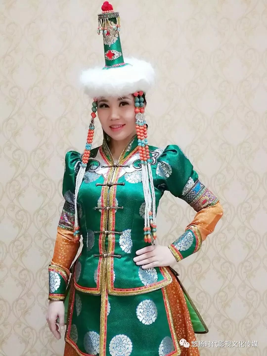 德德玛艺术学院学习,师从声乐教育家娜仁其木格教授