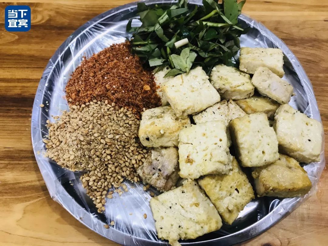 开了19年宜宾这家藏在老巷子里的臭豆腐让人欲罢不能简直不摆了