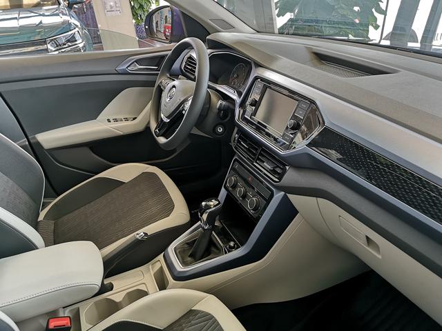 年轻女性最爱到店看大众tcross途铠紫色版