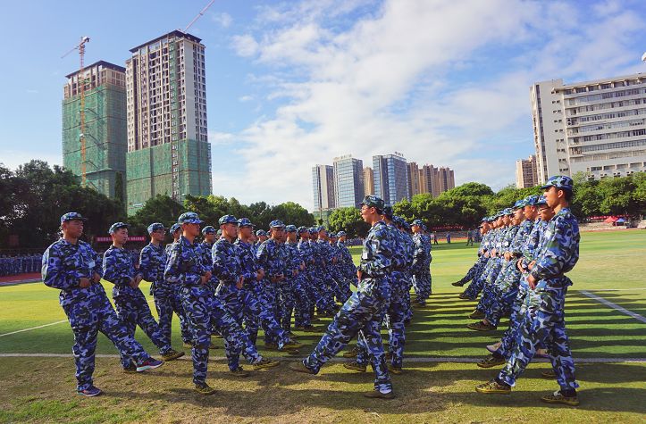 大家似乎也慢慢适应了紧凑,快节奏的军训生活今天是第三天阳光灿烂又