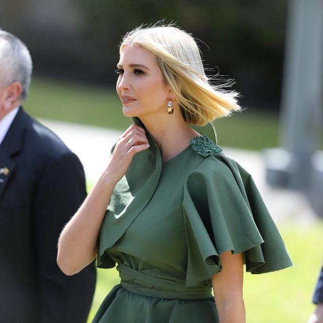 伊万卡终于改发型了一袭绿色鱼尾连衣裙显身材但发型有点生硬