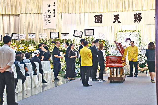 原创香港戏骨梁舜燕出殡儿孙悲痛送别周润发赵雅芝敬送花牌
