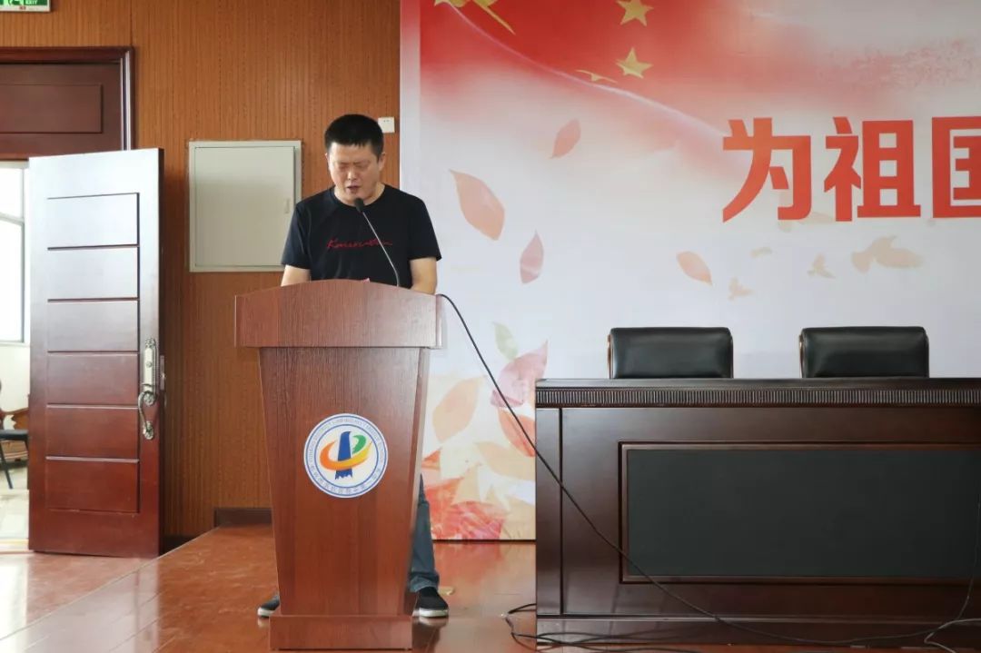 老师分别宣读各类校级之星名单,施叶娟副校长,章建荣副校长分别宣读