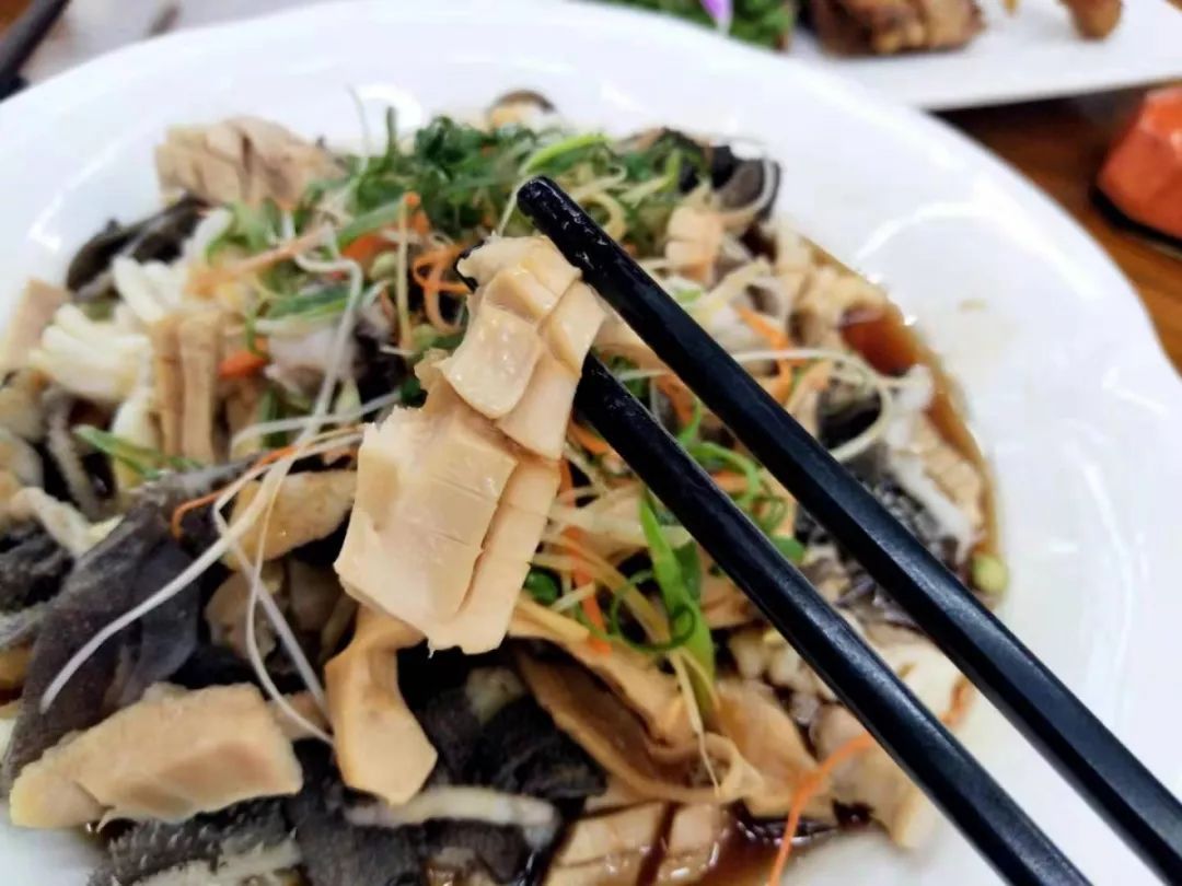 选用牛身上的光圆,百叶,黄喉,比较脆,当然也比较贵的这三个部分,配上