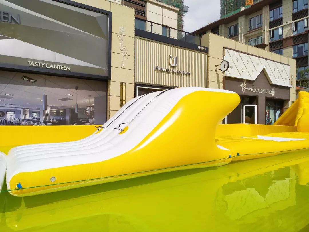 钻出后顺着滑梯滑下本关借助充气设备弹跳起来后△现场图鱼跃龙门part