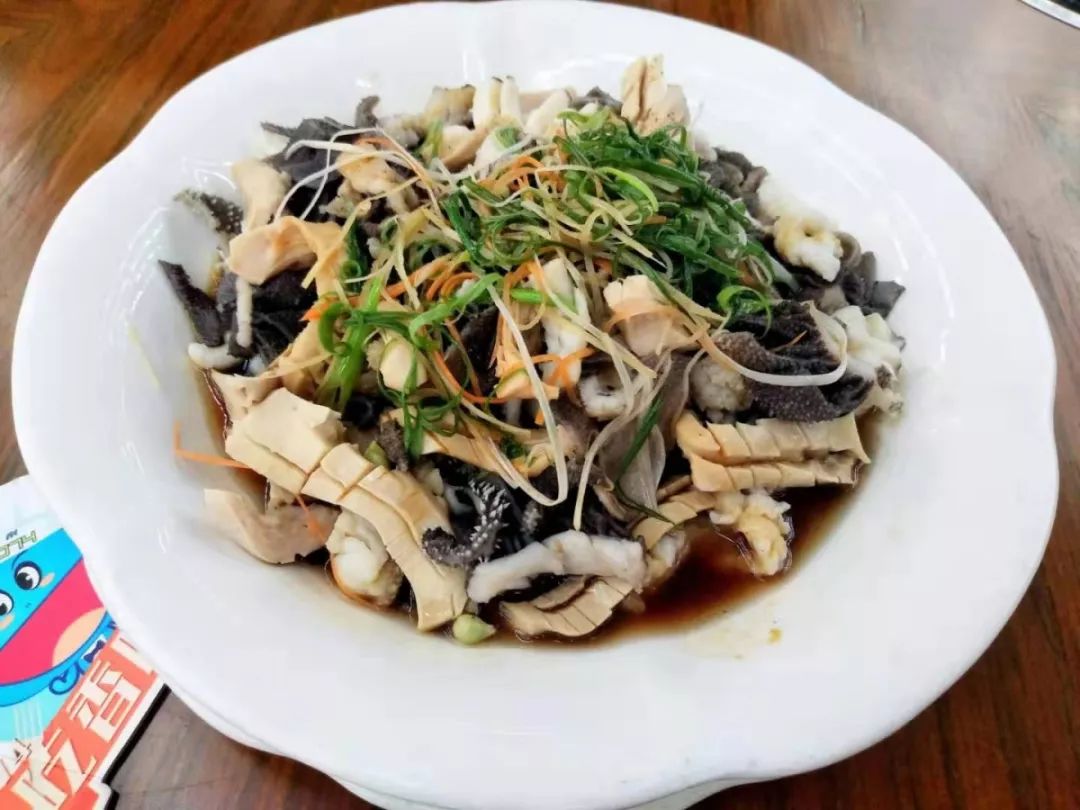 选用牛身上的光圆,百叶,黄喉,比较脆,当然也比较贵的这三个部分,配上