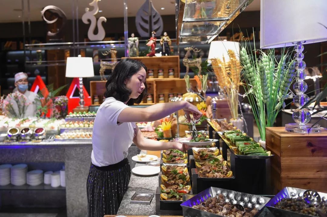 金玛国宾酒店自助餐免费送!100 种美食吃到裤腰崩,带足3个胃才敢来!