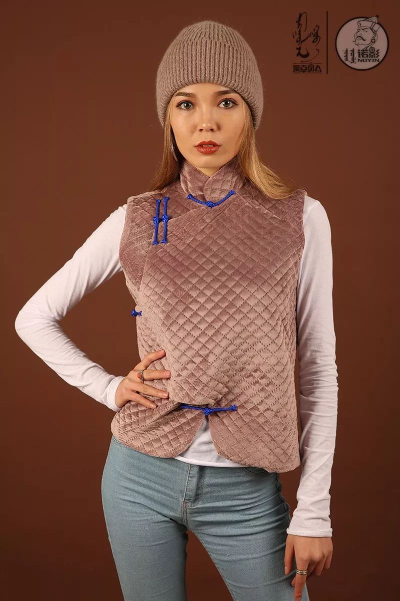 【蒙古时尚】民族风情侣马甲的正确穿法!满满cp感虐疯单身狗