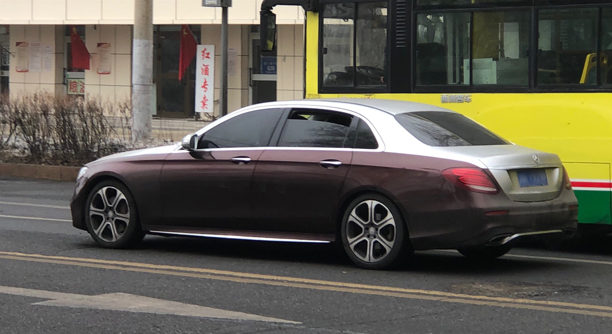 双色奔驰e级现身,看上去犹如迈巴赫s级,跑在路上太帅气