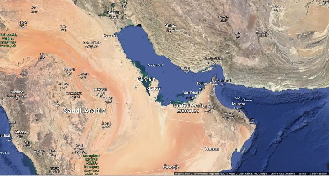 俯瞰整个波斯湾,眼到之处,尽是黄沙.