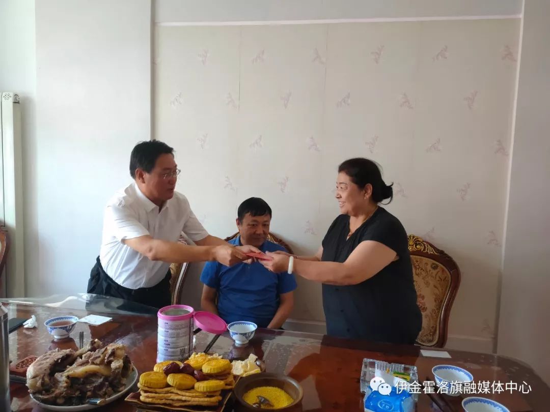 【新闻】巴图吉雅走访慰问伊金霍洛旗退休老教师和一线教师代表