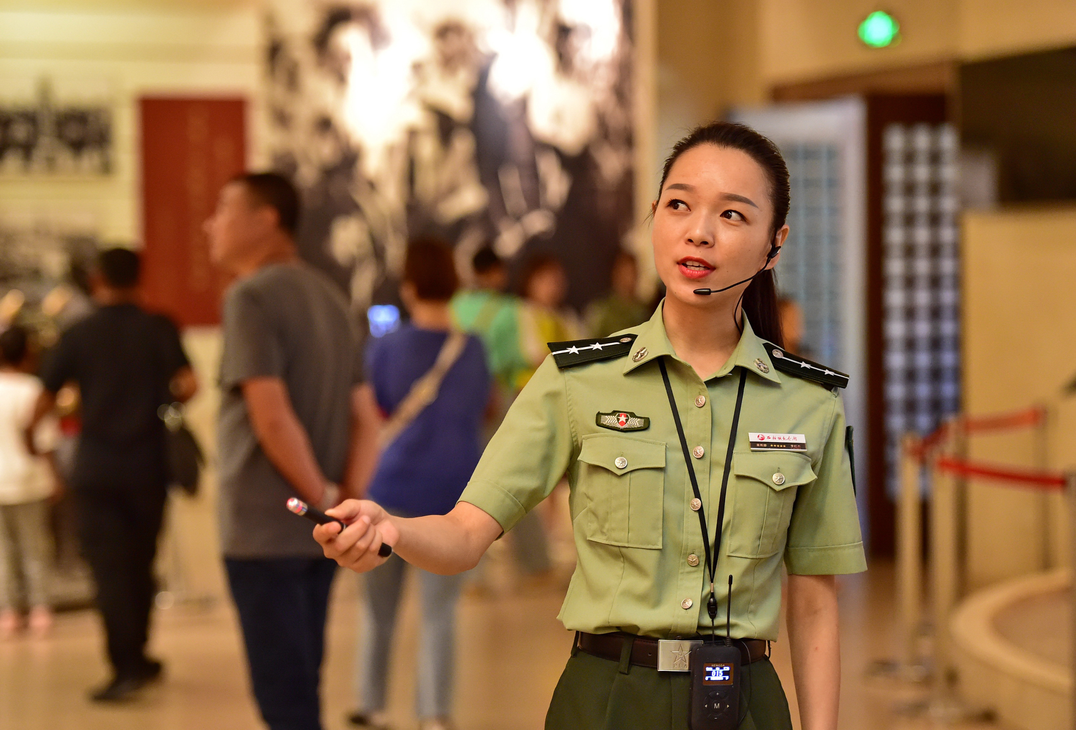 8月30日,在河北省平山县西柏坡纪念馆,讲解员李红杰在为游客进行讲解