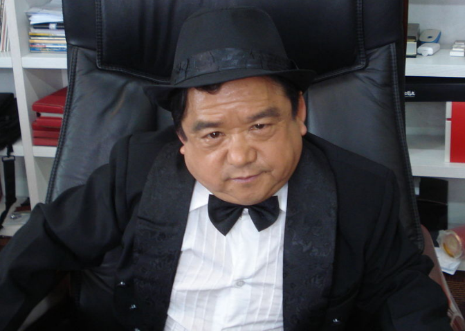 他是"第一矮星",其貌不扬却娶过四位妻子,个个高挑又美丽_陈三木