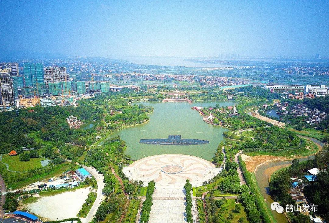每每都会发现,鹤山的楼房又多了,公园又美了,道路畅通了,交通繁华了
