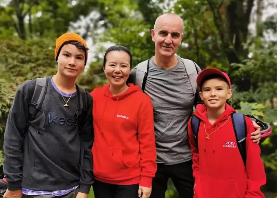 龚琳娜儿子"放飞式"长大,与母亲复制粘贴,网友:嘴巴是亮点!_孩子