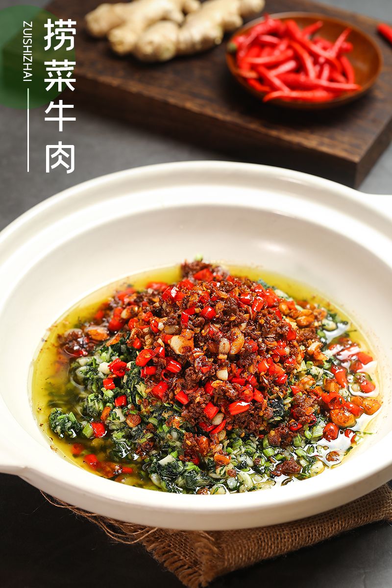 每天,店员都会将当天采摘的蔬菜,和处理好的新鲜肉类,整整齐齐的摆放