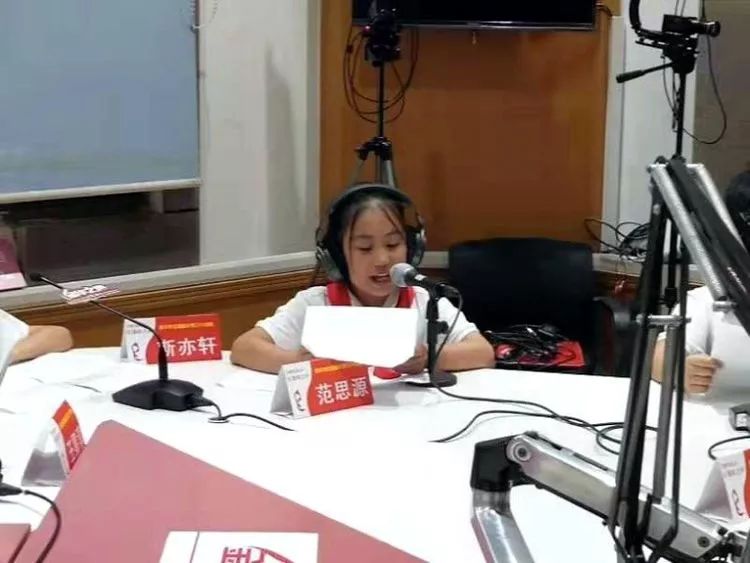 小主播徐梓乐说:"在暑假里,我们中队的每一个队员还自发地制作了各种