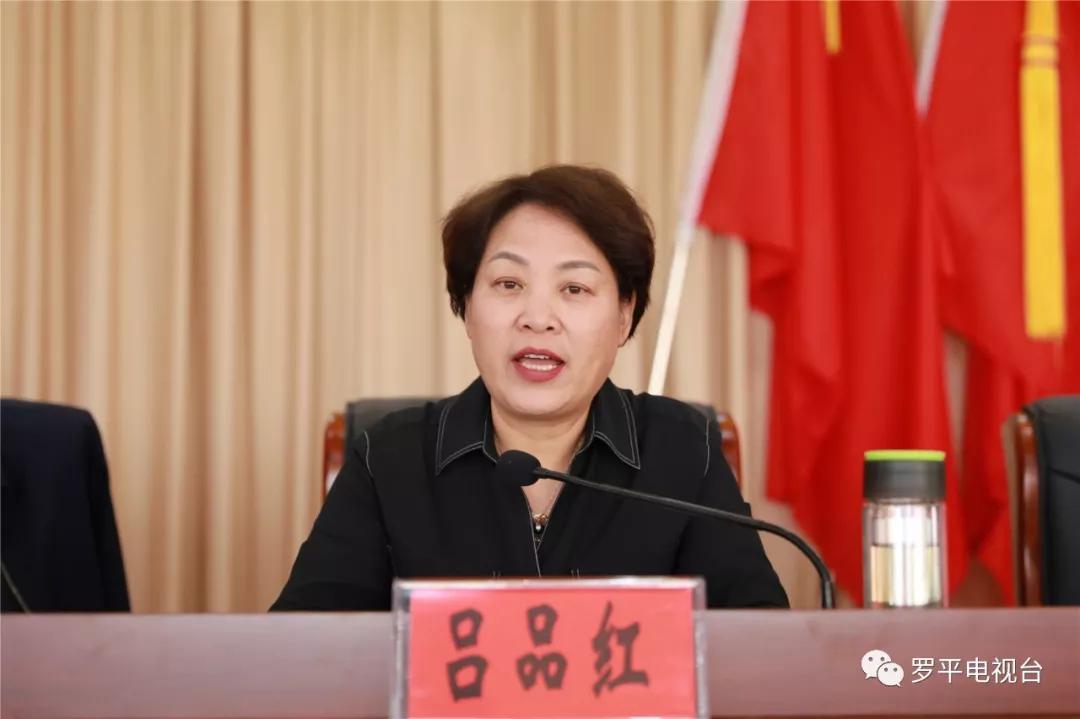 吕品红在会上代表县四班子,向辛勤工作的广大教师和教育工作者,致以