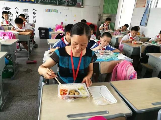 龙岗177所学校提供校内午餐，现场是这样的(图35)