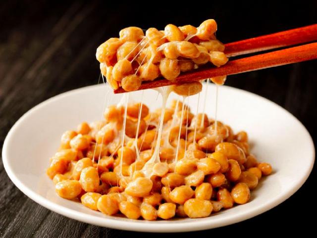 图片来源:foodspark最丰富的食物来源包括纳豆(日本发酵大豆),鹅肝
