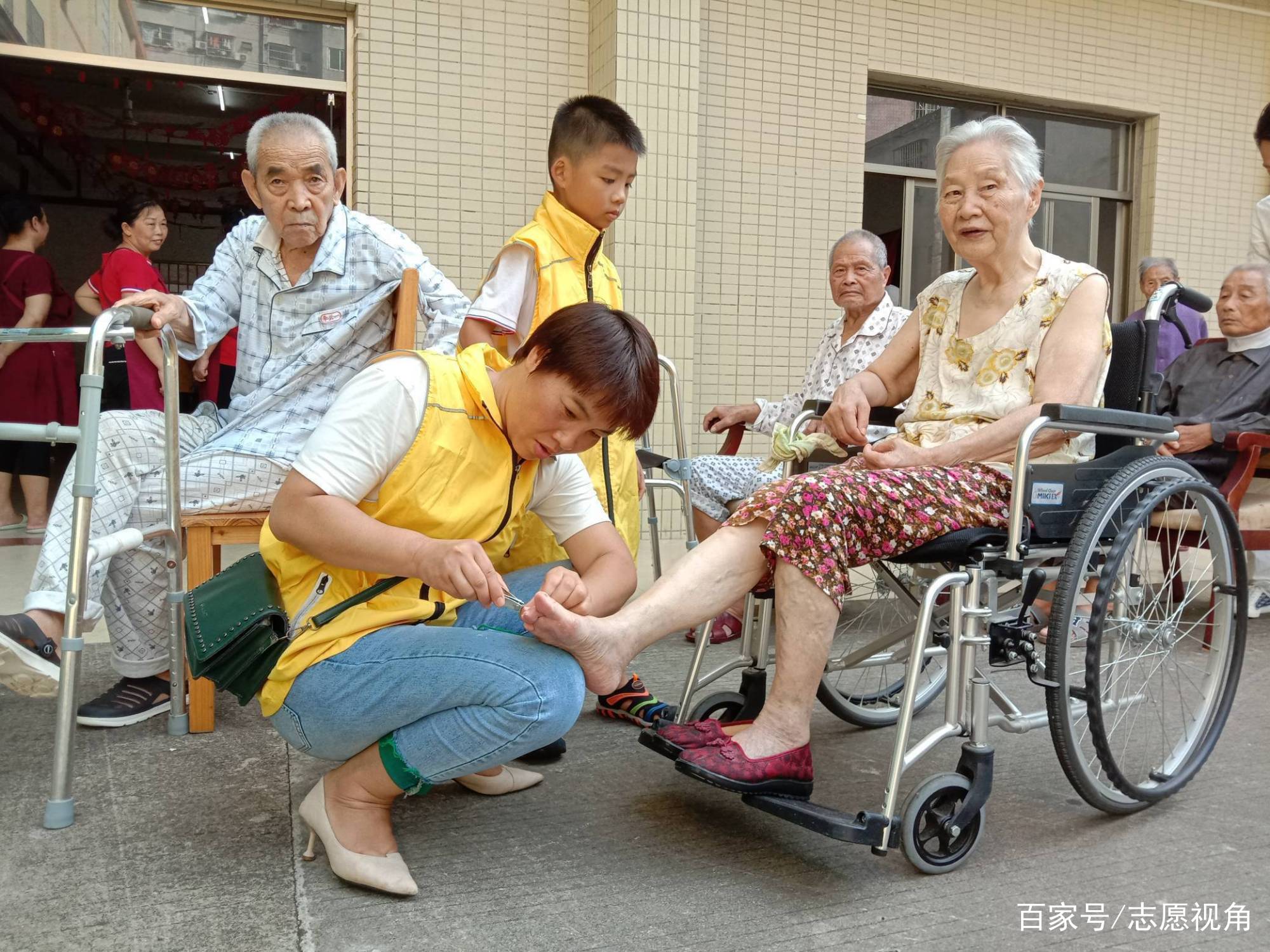 中秋献爱心,情满敬老院_老人