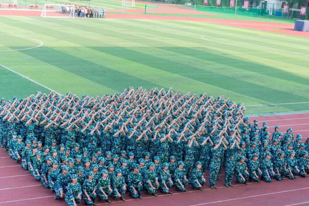 燃迷彩色天大学子用队形喊出爱中国爱天大