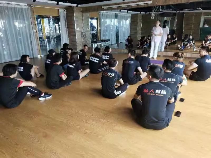 耀火健身广场店员工开展消防安全知识培训