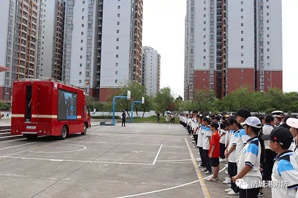 东兴震撼场面1500余名新生上消防安全户外课