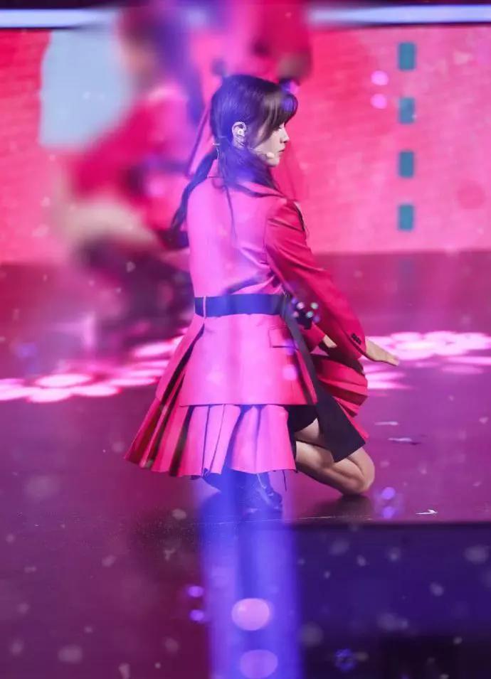 别人都是西装配裤子杨超越配裙子跳舞蹲下那刻心疼了